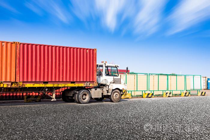 公路桥梁和卡车运输集装箱港口的道路上照片-正版商用图片0oh70t-摄图